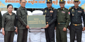 សម្តេចបវរធិបតី និង លោកជំទាវបណ្ឌិត បានឧបត្ថម្ភគ្រឿងឧបភោគបរិភោគមួយចំនួន ជូនតំបន់ប្រតិបត្តិការសឹករងត្បូងឃ្មុំ និងតំបន់ប្រតិបត្តិការសឹករងស្ទឹងត្រែង
